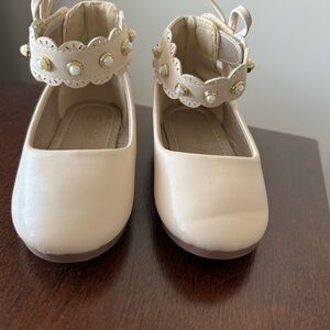 Elegant Cream Kids Shoes with Pearl Accents